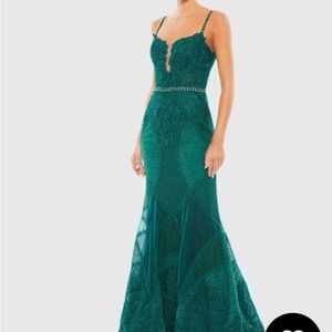 MAC DUGGAL EMBROIDERED SLEEVELESS PLUNGE NECK TRUMPET GOWN EMERALD.
